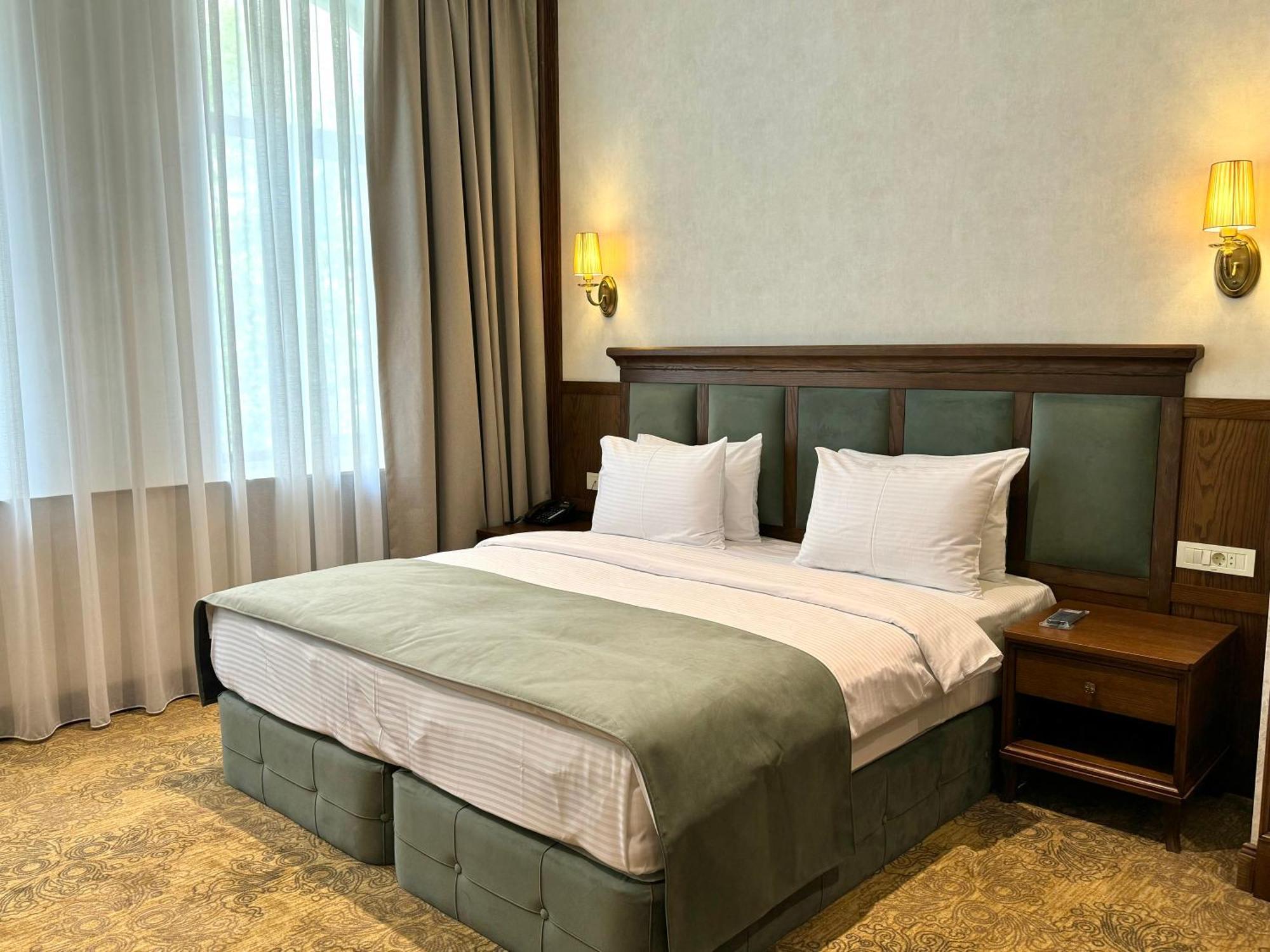 Midway Baku Hotel Eksteriør billede
