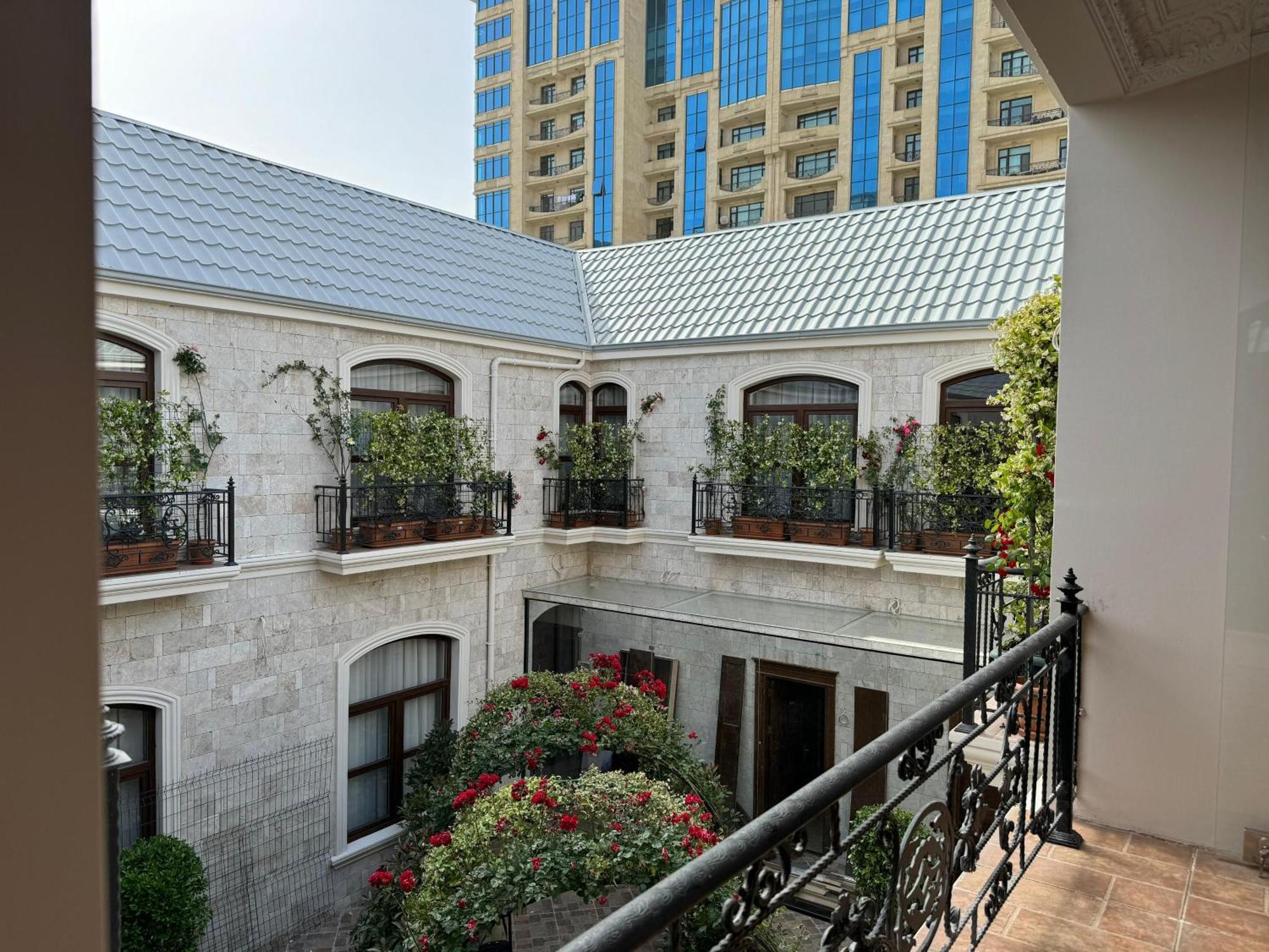 Midway Baku Hotel Eksteriør billede